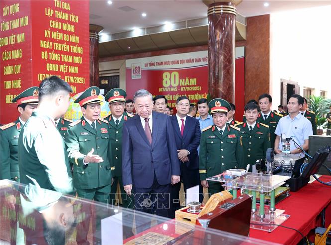 Tổng Bí thư Tô Lâm thăm Khu trưng bày các sản phẩm khoa học công nghệ quốc phòng tại lễ kỷ niệm. Ảnh: Thống Nhất – TTXVN