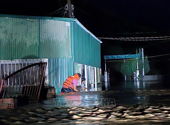 Lực lượng chức năng kịp thời cứu hộ, di dời người dân bị cô lập trong vùng ngập tại xã Hiệp Thạnh đến nơi an toàn ngay trong đêm 5/9. Ảnh: TTXVN phát
