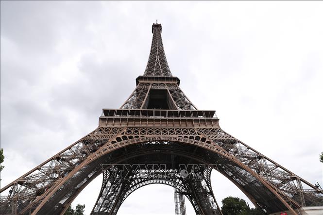 Tháp Eiffel tại thủ đô Paris, Pháp. Ảnh: THX/TTXVN