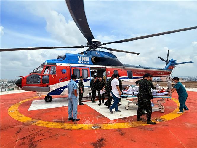 Trực thăng của Công ty Trực thăng miền Nam (Binh đoàn 18, Bộ Quốc phòng) bàn giao kịp thời bệnh nhân cho Bệnh viện Quân y 175 cấp cứu, điều trị. Ảnh: TTXVN phát 