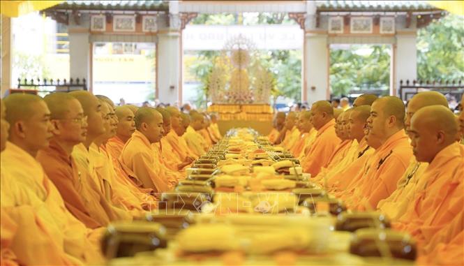 Các Sư tăng tham gia Đại Lễ Vu Lan được tổ chức tại Tổ đình Từ Đàm (phường Thuận Hoá, thành phố Huế). Ảnh: Văn Dũng-TTXVN