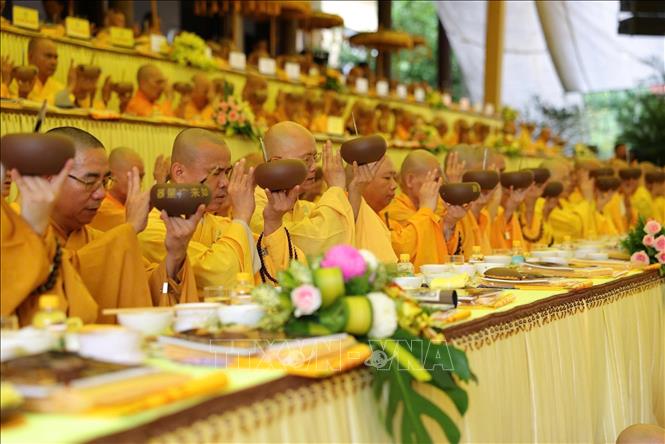 Các nghi thức trong Đại Lễ Vu Lan được tổ chức tại tổ đình Từ Đàm (phường Thuận Hoá, thành phố Huế). Ảnh: Văn Dũng-TTXVN
