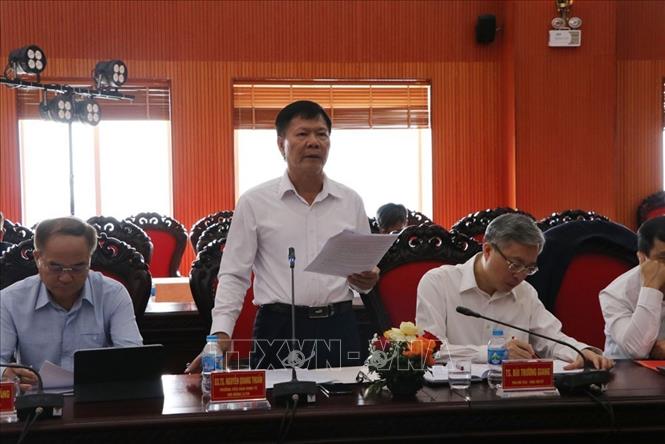 GS.TS. Nguyễn Quang Thuấn, Trưởng Tiểu ban Kinh tế Hội đồng Lý luận Trung ương trình bày tham luận tại kỳ họp. Ảnh: Mạnh Minh - TTXVN