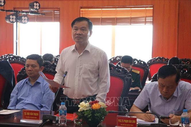 TS. Bùi Văn Thạch trình bày tham luận về “Một số vấn đề mới quan trọng trong Dự thảo Báo cáo chính trị trình Đại hội XIV của Đảng”. Ảnh: Mạnh Minh - TTXVN