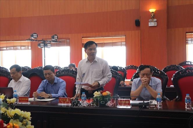 TS. Bùi Văn Thạch trình bày tham luận về “Một số vấn đề mới quan trọng trong Dự thảo Báo cáo chính trị trình Đại hội XIV của Đảng”. Ảnh: Mạnh Minh - TTXVN