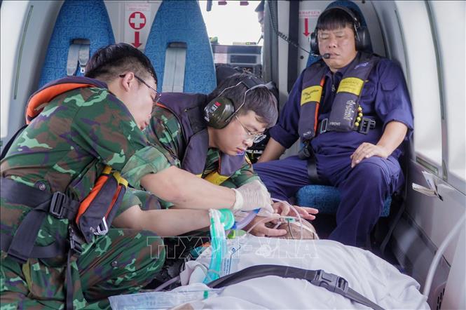 Các bác sĩ Tổ cấp cứu đường không, Bệnh viện Quân y 175 theo dõi, xử trí, đảm bảo an toàn cho người bệnh trong suốt quá trình vận chuyển. Ảnh: TTXVN phát