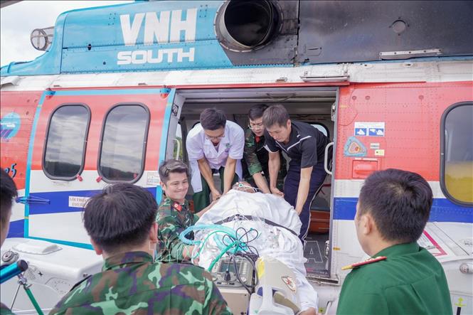 Bệnh nhân được đưa lên trực thăng vận chuyển về đất liền điều trị. Ảnh: TTXVN phát