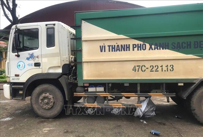 Hiện trường vụ va chạm giữa xe ô tô chở rác và học sinh lớp 6. Ảnh: TTXVN phát