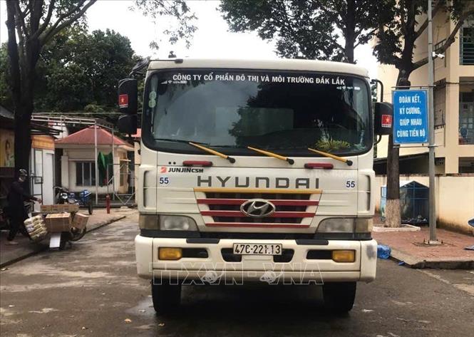 Xe chở rác tại hiện trường vụ việc. Ảnh: TTXVN phát