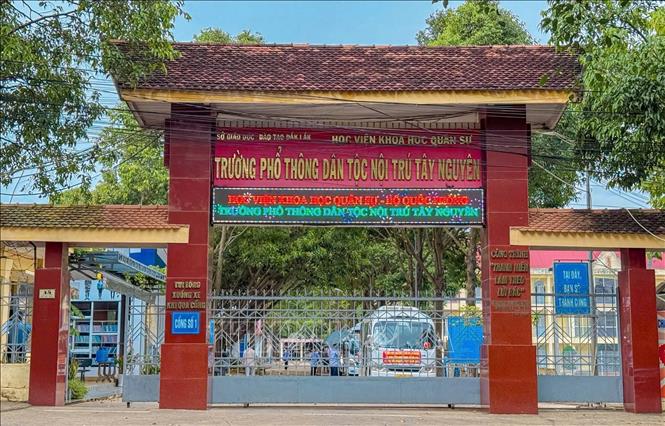 Cổng trường Trường Phổ thông Dân tộc nội trú Tây Nguyên, tỉnh Đắk Lắk. Ảnh: TTXVN phát