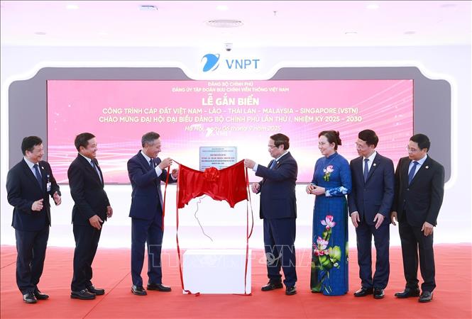 Thủ tướng Phạm Minh Chính thực hiện nghi thức gắn biển công trình cáp đất Việt Nam-Lào-Thái Lan- Malaysia-Singapore của Tập đoàn VNPT. Ảnh: Dương Giang-TTXVN 