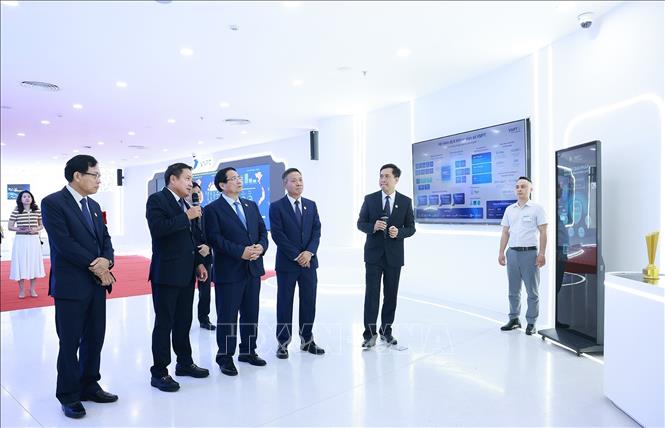 Thủ tướng Phạm Minh Chính tham quan Phòng truyền thống của Tập đoàn Bưu chính Viễn thông Việt Nam (VNPT). Ảnh: Dương Giang-TTXVN 