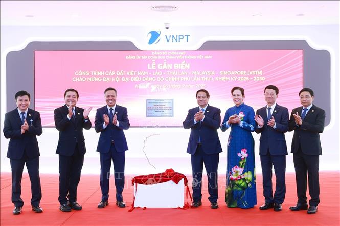 Thủ tướng Phạm Minh Chính thực hiện nghi thức gắn biển công trình cáp đất Việt Nam-Lào-Thái Lan- Malaysia-Singapore của Tập đoàn VNPT. Ảnh: Dương Giang-TTXVN 