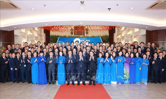 Thủ tướng Phạm Minh Chính với cán bộ, nhân viên Tập đoàn Bưu chính Viễn thông Việt Nam (VNPT). Ảnh: Dương Giang-TTXVN