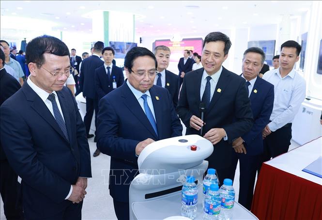 Thủ tướng Phạm Minh Chính tham quan Phòng truyền thống và sản phẩm công nghệ của Tập đoàn VNPT. Ảnh: Dương Giang-TTXVN 
