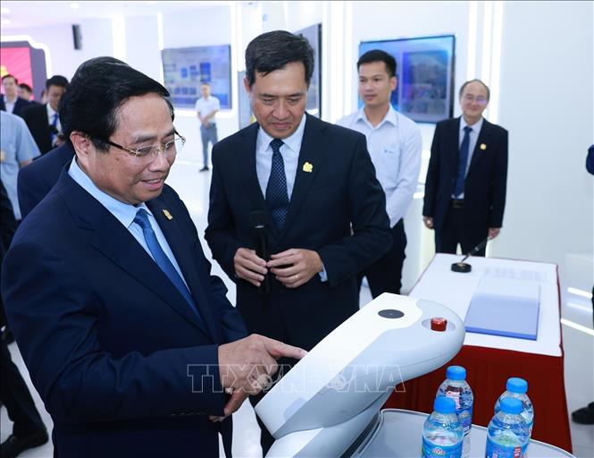 Thủ tướng Phạm Minh Chính tham quan Phòng truyền thống và sản phẩm công nghệ của Tập đoàn VNPT. Ảnh: Dương Giang-TTXVN 