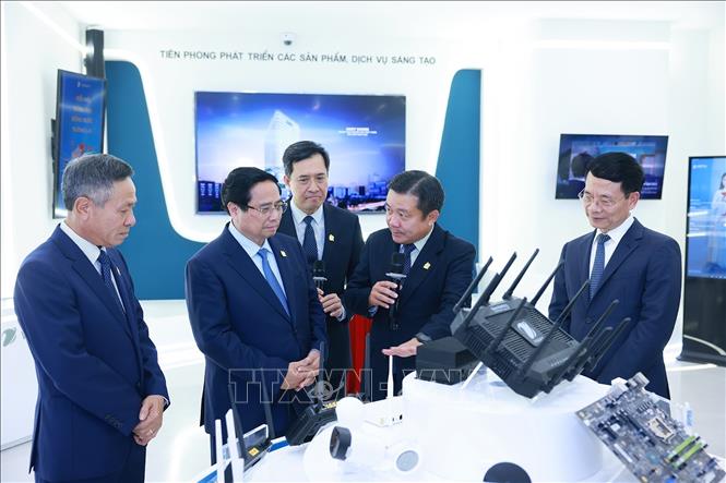 Thủ tướng Phạm Minh Chính tham quan Phòng truyền thống và sản phẩm công nghệ của Tập đoàn VNPT. Ảnh: Dương Giang-TTXVN 