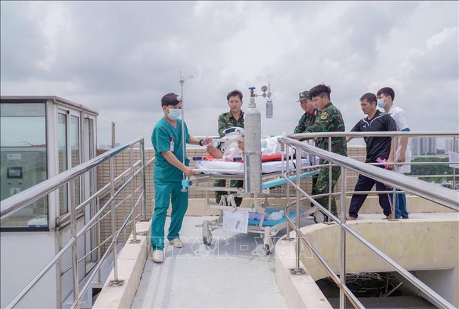 Bệnh nhân được khẩn trương đưa đến Khoa Cấp cứu, Bệnh viện Quân y 175 sau khi được vận chuyển an toàn bằng trực thăng cứu hộ từ đảo Song Tử Tây (đặc khu Trường Sa, tỉnh Khánh Hòa). Ảnh: TTXVN phát