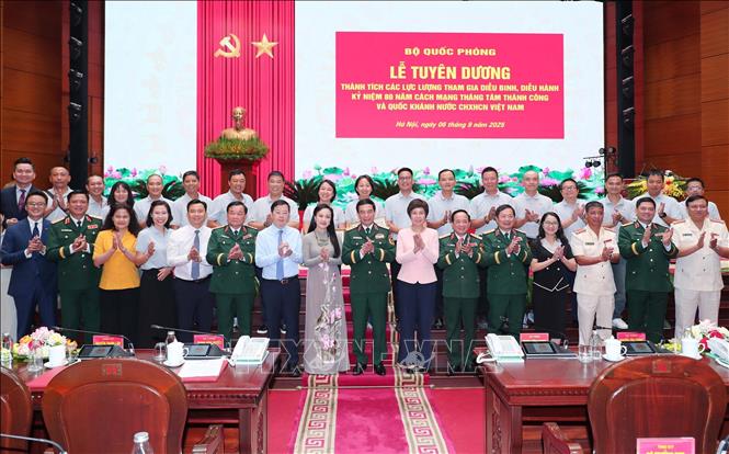 Đại tướng Phan Văn Giang, các đại biểu và các cá nhân, tập thể được khen thưởng Bằng khen của Bộ Quốc phòng. Ảnh: Trọng Đức - TTXVN