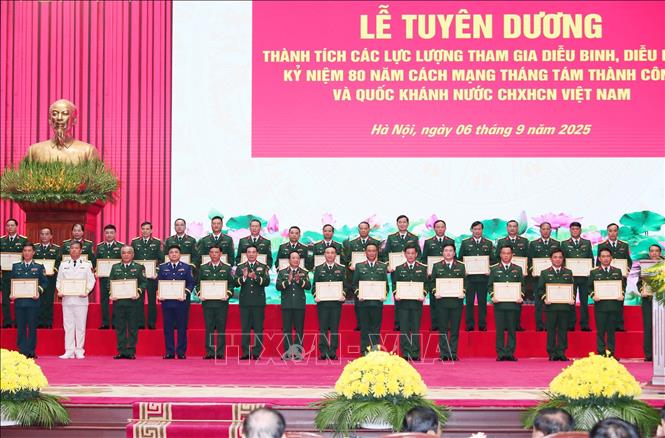 Đại tướng Phan Văn Giang, Bộ trưởng Bộ Quốc và Đại tướng Trịnh Văn Quyết, Chủ nhiệm Tổng cục Chính trị QĐND Việt Nam trao  Bằng khen của Bộ trưởng Bộ Quốc phòng cho các tập thể. Ảnh: Trọng Đức - TTXVN