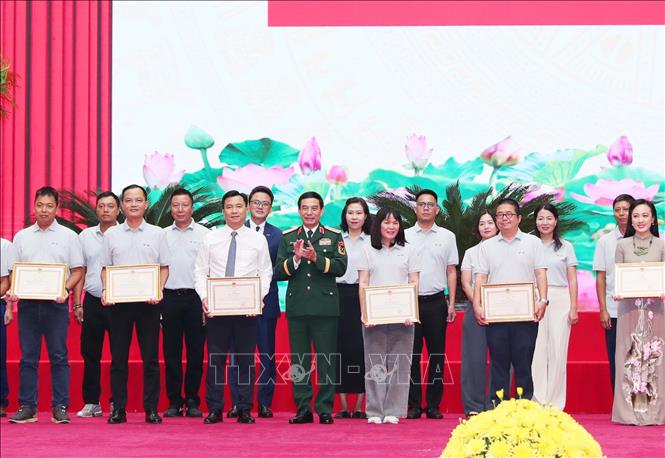 Đại tướng Phan Văn Giang trao Bằng khen của Bộ trưởng Bộ Quốc phòng cho các cá nhân. Ảnh: Trọng Đức - TTXVN