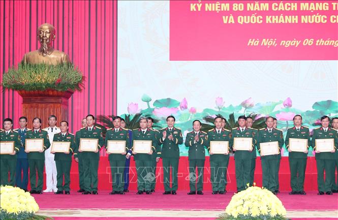 Đại tướng Phan Văn Giang, Bộ trưởng Bộ Quốc và Đại tướng Trịnh Văn Quyết, Chủ nhiệm Tổng cục Chính trị QĐND Việt Nam trao  Bằng khen của Bộ trưởng Bộ Quốc phòng cho các tập thể. Ảnh: Trọng Đức - TTXVN