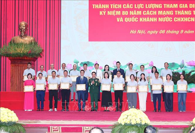Đại tướng Phan Văn Giang trao Bằng khen của Bộ trưởng Bộ Quốc phòng cho các cá nhân. Ảnh: Trọng Đức - TTXVN