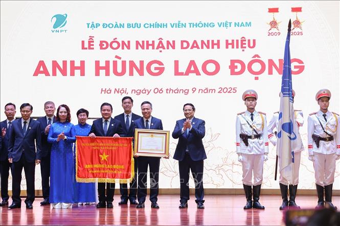 Thủ tướng Phạm Minh Chính trao Danh hiệu Anh hùng Lao động cho Tập đoàn Bưu chính Viễn thông Việt Nam (VNPT). Ảnh: Dương Giang-TTXVN