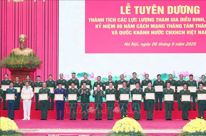 Đại tướng Phan Văn Giang, Bộ trưởng Bộ Quốc và Đại tướng Trịnh Văn Quyết, Chủ nhiệm Tổng cục Chính trị QĐND Việt Nam trao  Bằng khen của Bộ trưởng Bộ Quốc phòng cho các tập thể. Ảnh: Trọng Đức - TTXVN