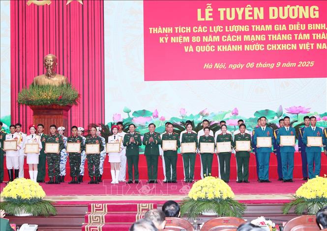 Đại tướng Nguyễn Tân Cương, Tổng Tham mưu trưởng, Thứ trưởng Bộ Quốc phòng và Thượng tướng Hoàng Xuân Chiến, Thứ trưởng Bộ Quốc phòng trao Bằng khen của Bộ trưởng Bộ Quốc phòng cho các cá nhân. Ảnh: Trọng Đức - TTXVN