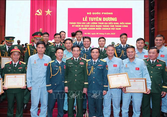 Đại tướng Phan Văn Giang và các cá nhân, tập thể được khen thưởng Bằng khen của Bộ Quốc phòng. Ảnh: Trọng Đức - TTXVN