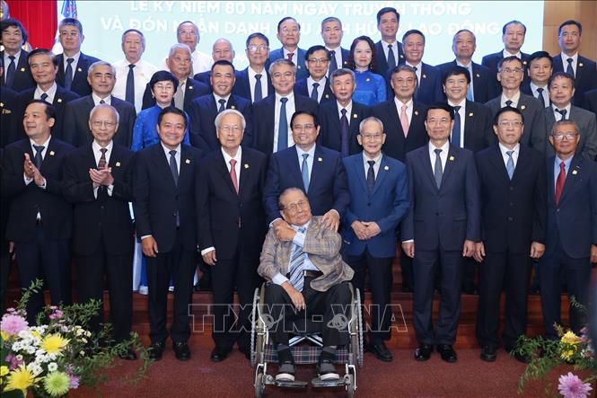 Thủ tướng Phạm Minh Chính với các thành viên Tập đoàn Bưu chính Viễn thông Việt Nam (VNPT) qua các thời kỳ. Ảnh: Dương Giang-TTXVN