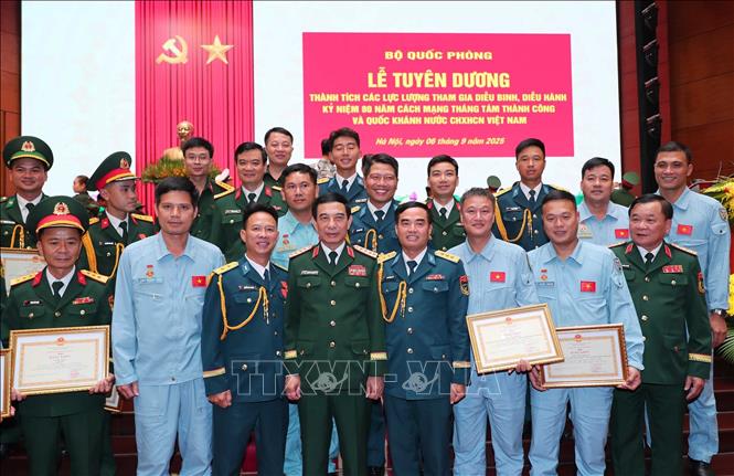  Đại tướng Phan Văn Giang và các cá nhân, tập thể được khen thưởng Bằng khen của Bộ Quốc phòng. Ảnh: Trọng Đức - TTXVN