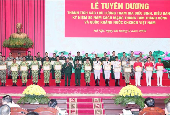 Thượng tướng, Phó Tổng Tham mưu trưởng Phùng Sĩ Tấn và Nguyễn Văn Nghia trao Bằng khen của Bộ trưởng Bộ Quốc phòng cho các cá nhân. Ảnh: Trọng Đức - TTXVN