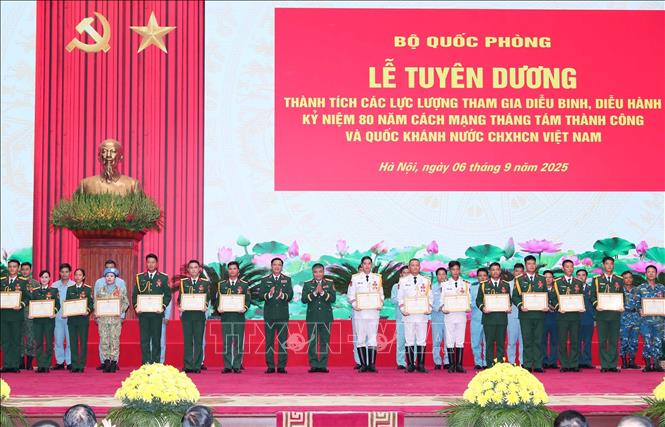 Thượng tướng, Thứ trưởng Bộ Quốc phòng Nguyễn Văn Hiền và Nguyễn Trường Thắng trao Bằng khen của Bộ trưởng Bộ Quốc phòng cho các cá nhân. Ảnh: Trọng Đức - TTXVN
