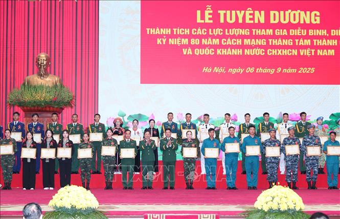 Thượng tướng, Thứ trưởng Bộ Quốc phòng Lê Huy Vịnh và Nguyễn Hồng Thái trao Bằng khen của Bộ trưởng Bộ Quốc phòng cho các cá nhân. Ảnh: Trọng Đức - TTXVN