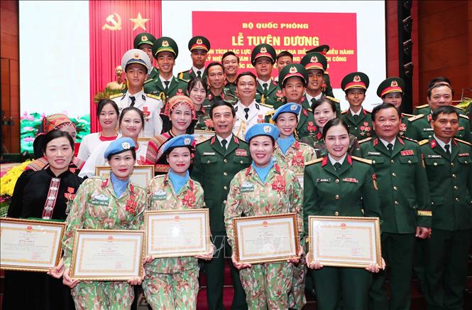 Đại tướng Phan Văn Giang và các cá nhân, tập thể được khen thưởng Bằng khen của Bộ Quốc phòng. Ảnh: Trọng Đức - TTXVN