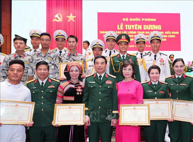 Đại tướng Phan Văn Giang và các cá nhân, tập thể được khen thưởng Bằng khen của Bộ Quốc phòng. Ảnh: Trọng Đức - TTXVN