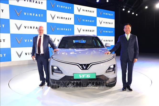 Ông Phạm Sanh Châu, Tổng Giám đốc VinFast châu Á và ông Vincent John Pendlebury, Kỹ sư trưởng VF6/7 bên xe SUV điện VF6 tại buổi lễ. Ảnh: Ngọc Thúy - P/v TTXVN tại Ấn Độ