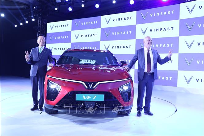 Ông Phạm Sanh Châu, Tổng Giám đốc VinFast châu Á và ông Vincent John Pendlebury, Kỹ sư trưởng VF6/7 bên chiếc SUV điện VF7 tại buổi lễ. Ảnh: Ngọc Thúy - P/v TTXVN tại Ấn Độ