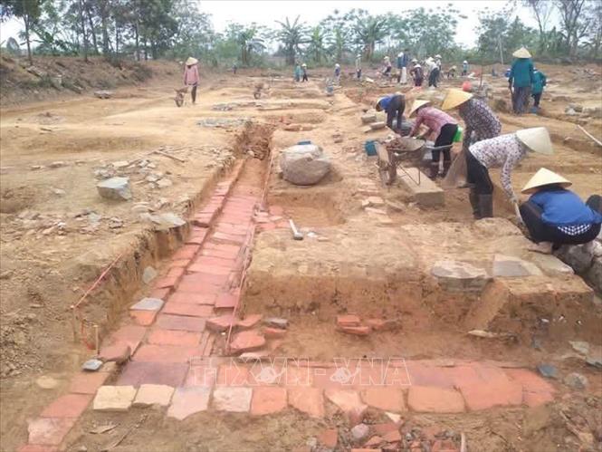 Một hố khai quật khảo cổ tại Thành nhà Hồ. Ảnh: Hoa Mai - TTXVN