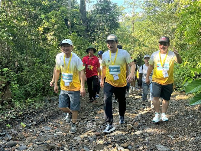 Các thành viên Ban tổ chức Giải chạy Ultra Trail Yên Tử 2025. Ảnh: TTXVN phát 