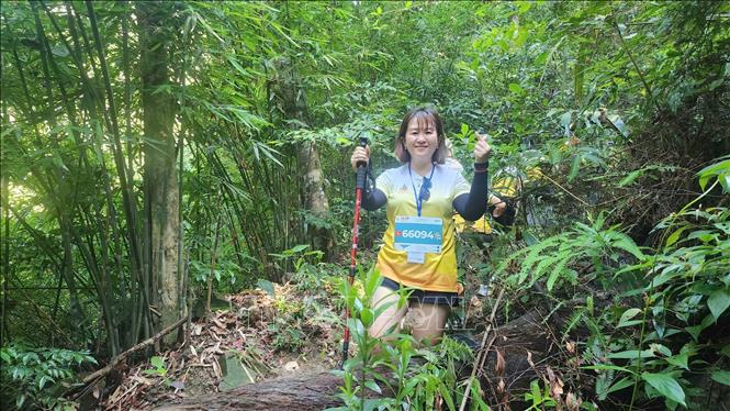 Một nữ vận động viên quyết tâm chinh phục cự ly mới tại giải chạy Ultra Trail Yên Tử 2025. Ảnh: TTXVN phát 