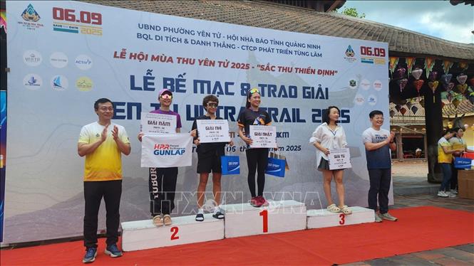 Ban tổ chức trao giải cho các VĐV nữ ở cự ly 25km. Ảnh: TTXVN phát 