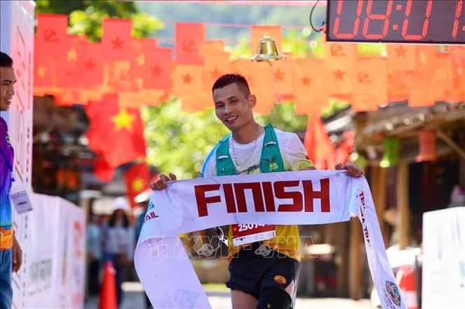 VĐV cự ly 25km về đích đầu tiên. Ảnh: TTXVN phát 