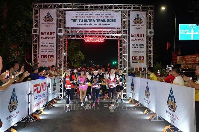 Các vận động viên ở cự ly 50km xuất phát. Ảnh: TTXVN phát 