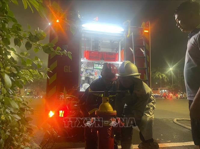 Hiện trường vụ cháy tại kho hàng ngõ 638 đường Ngô Gia Tự, phường Việt Hưng (Hà Nội). Ảnh. An Đăng - TTXVN
