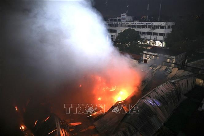 Hiện trường vụ cháy tại kho hàng ngõ 638 đường Ngô Gia Tự, phường Việt Hưng (Hà Nội). Ảnh. Phan Phương - TTXVN