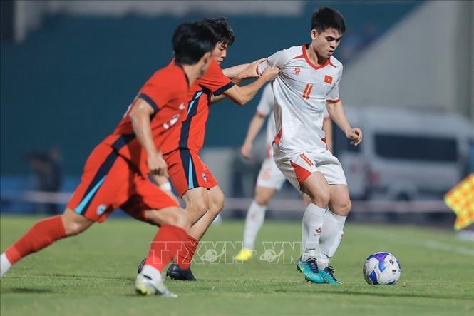 Pha tranh bóng của Khuất Văn Khang và cầu thủ U23 Singapore. Ảnh: Minh Quyết - TTXVN