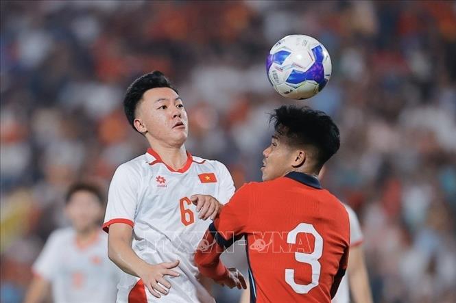 Pha tranh bóng giữa cầu thủ Thái Sơn (số 6, U23 Việt Nam) và cầu thủ Hasyim (số 3, U23 Singapore). Ảnh: Minh Quyết - TTXVN